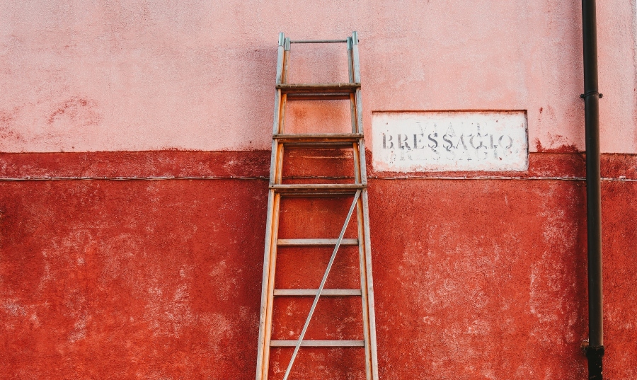 A ladder leaning against a wall Description automatically generated with medium confidence
