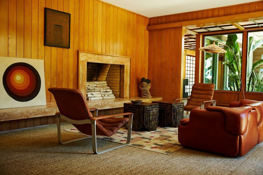 A living room with a 70's fireplace.