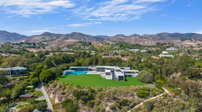 Beyoncé and Jay-Z's Record-Breaking California Mansion: An architectural marvel nestled in the hills.