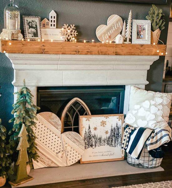 A mantel decorated with pretty pieces for the winter holidays