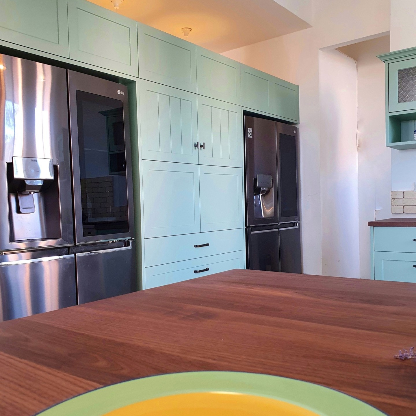 A kitchen with turquoise kitchen cabinets.