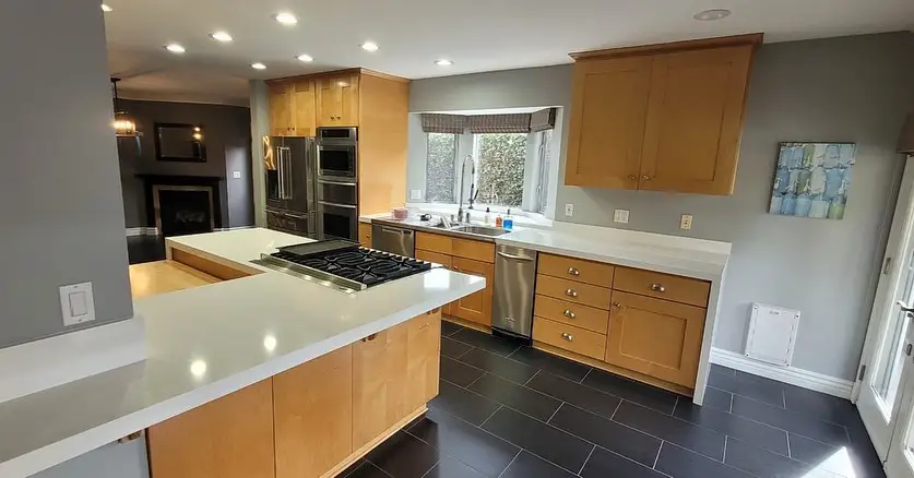 A kitchen with black counter tops