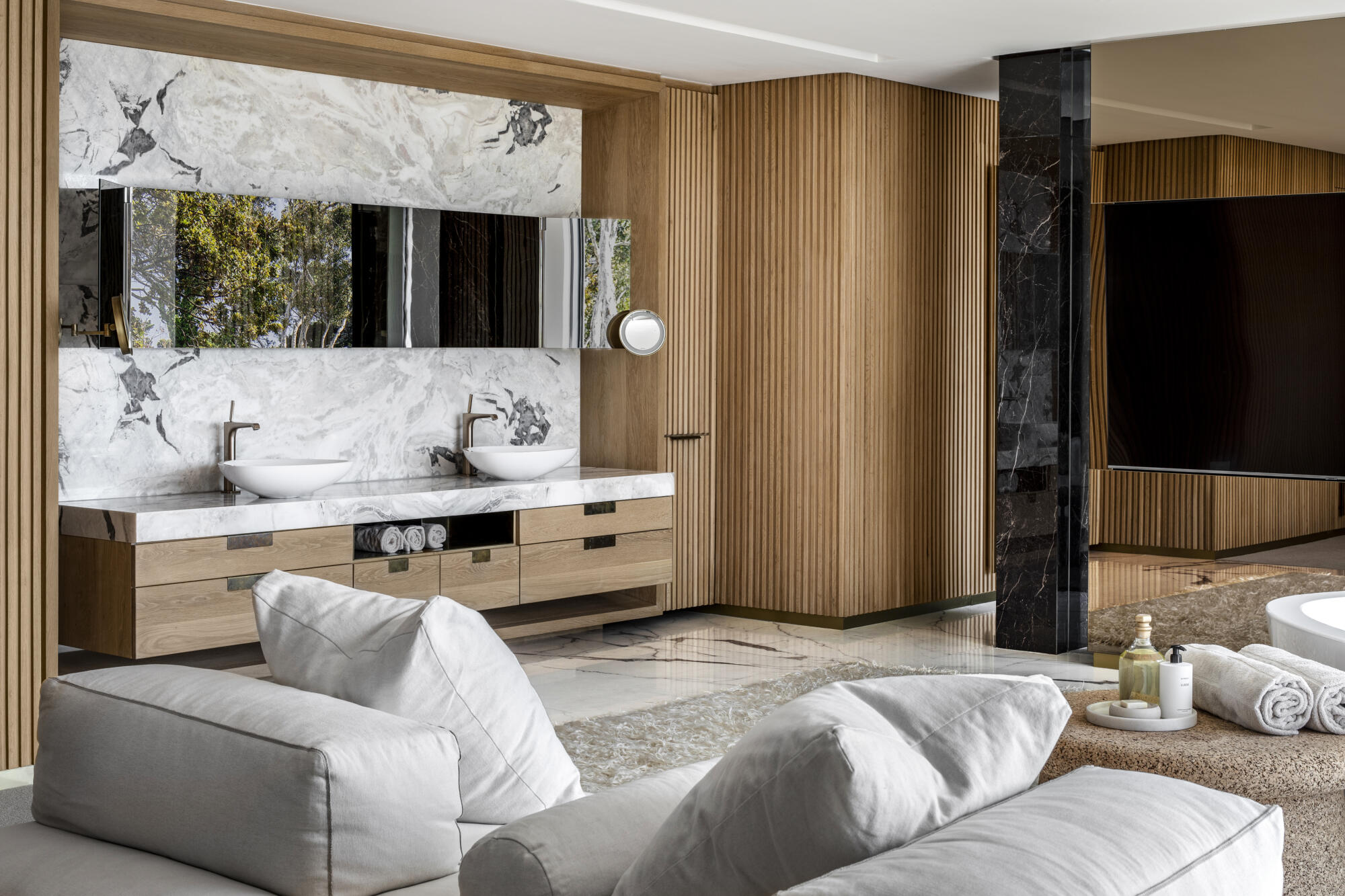 A contemporary design bathroom with Glen Villa marble walls, showcasing nature's splendor and featuring a luxurious bathtub.