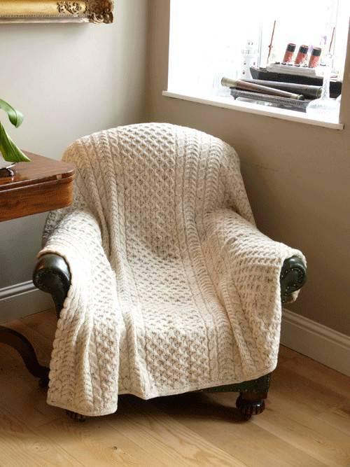 Layer Textures to Add Depth and Coziness: Combine‌ Wool‌ Throws, Bouclé​ Cushions⁤ and Woven‌ Rugs