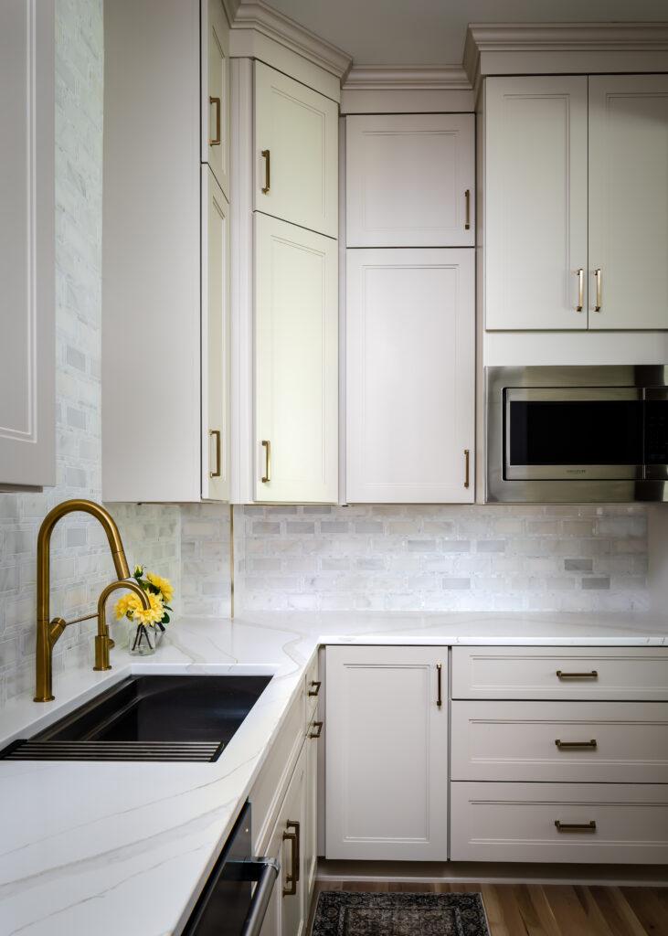 Combine shapes and hardware types to create designer layering: use knobs on⁤ doors with‍ pulls on ⁣drawers, introduce a signature cup ⁤or​ recessed pull as an accent, and repeat a unifying metal