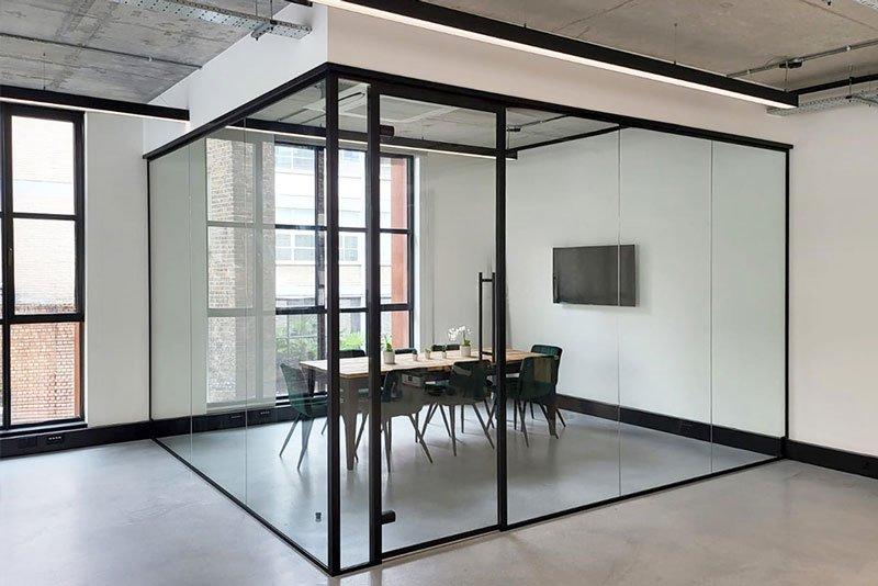 Selecting Glass ⁤Types and Frames for ‍Durability‍ Safety ⁣and Low Maintenance
