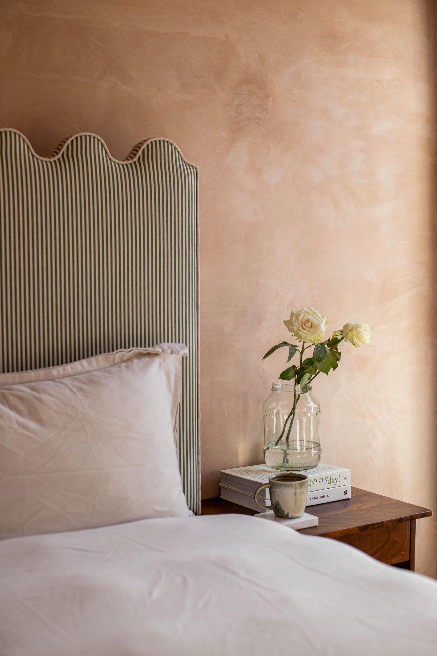 Why ​curved headboards feel more relaxing